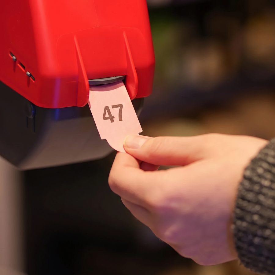 Ticket numéroté remis à l'enfant pour le maquillage