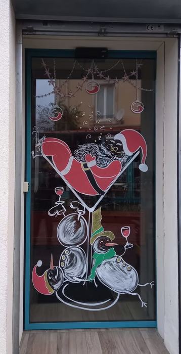 Vitrine de bar avec père Noël et bonhommes de neige