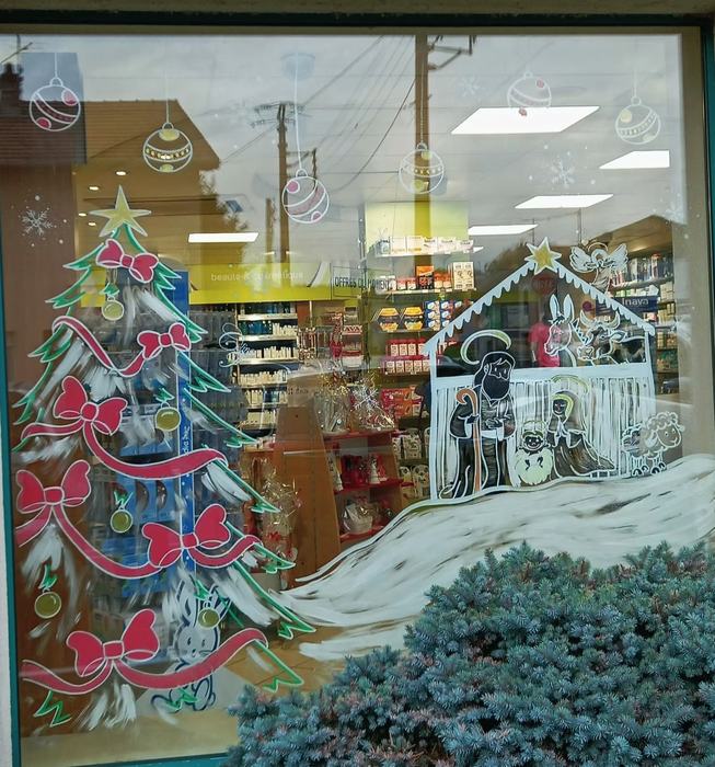 Vitrine de pharmacie avec crèche de Noël